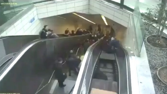 Metrodaki yürüyen merdivenin çökme anı kamerada